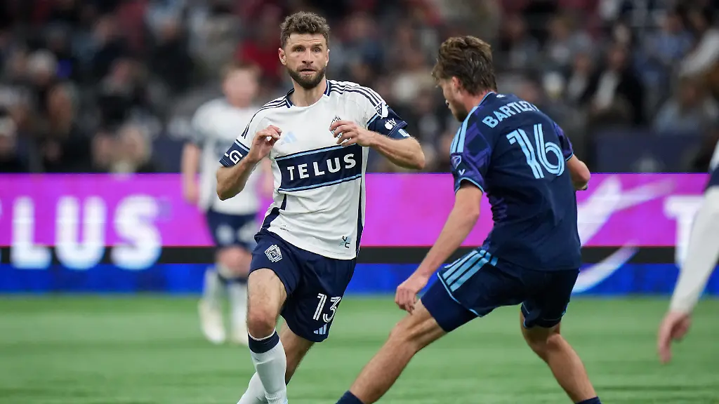 18-04-2026-Kanada-Vancouver-Thomas-Mueller-l-von-den-Vancouver-Whitecaps-spielt-den-Ball-in-der-zweiten-Halbzeit-eines-MLS-Fussballspiels-an-Jacob-Bartlett-16-von-Sporting-Kansas-City-vorbei