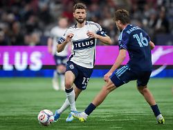 18 04 2026 Kanada Vancouver Thomas Mueller L Von Den Vancouver Whitecaps Spielt Den Ball In Der Zweiten Halbzeit Eines MLS Fussballspiels An Jacob Bartlett 16 Von Sporting Kansas City Vorbei