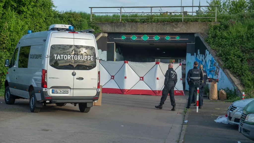 Nach-Explosion-mit-einem-Toten-und-vier-Schwerverletzten-in-Voelklingen-Polizei-geht-von-menschlichem-Handeln-aus-Saarbruecken-Voelklingen-Am-heutigen-Tag-18-04-2026-gingen-gegen-00-15-Uhr-mehrere-Notrufe-ueber-einen-lauten-Knall-in-Voelklingen-im-Bereich-einer-Fussgaengerunterfuehrung-bei-der-Polizei-ein-Die-Einsatzkraefte-stellten-vor-Ort-insgesamt-einen-Toten-und-vier-schwerverletzte-Personen-fest-Die-Ermittlungen-der-Polizei-zur-Ursache-und-dem-genauen-Geschehensablauf-dauern-weiterhin-an-Unmittelbar-nach-Mitteilungseingang-suchten-Einsatzkraefte-der-Polizei-und-des-Rettungsdienstes-die-besagte-Fussgaengerunterfuehrung-zwischen-den-Strassen-In-der-Graet-und-Im-alten-Bruehl-in-Voelklingen-auf