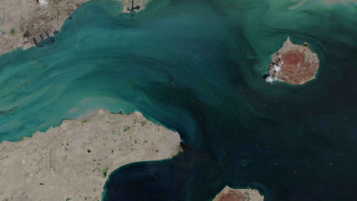 Strait of Hormuz closed again: Iranian boats firing on tankers ...