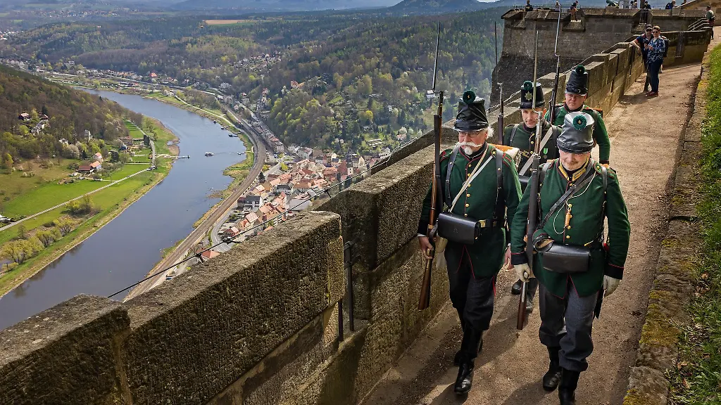 Mitglieder-des-Militaerhistorischen-Darstellungsvereins-Sachsen-patrouillieren-im-Rahmen-der-Veranstaltung-Militaeralltag-auf-der-Festung-auf-der-Festung-Koenigstein