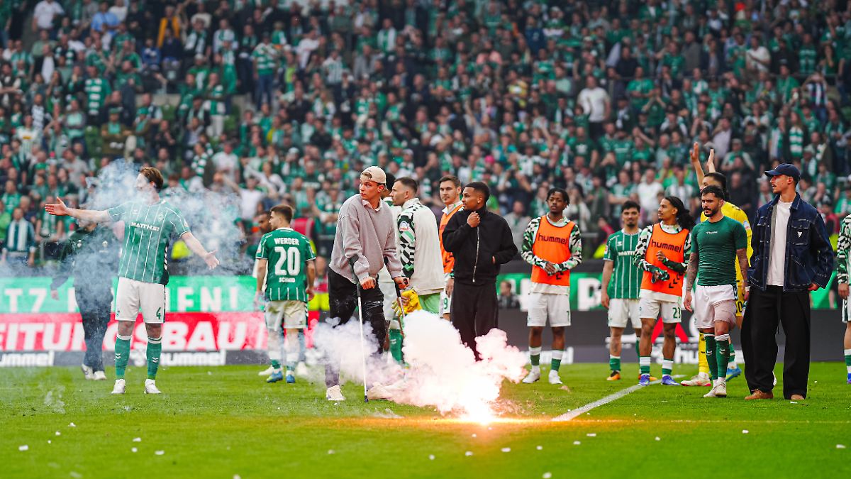 Vier Rote, viel Wut, Krawalle: "Krasse Geschosse": Raketenhagel überschattet Nordderby-Traumtore