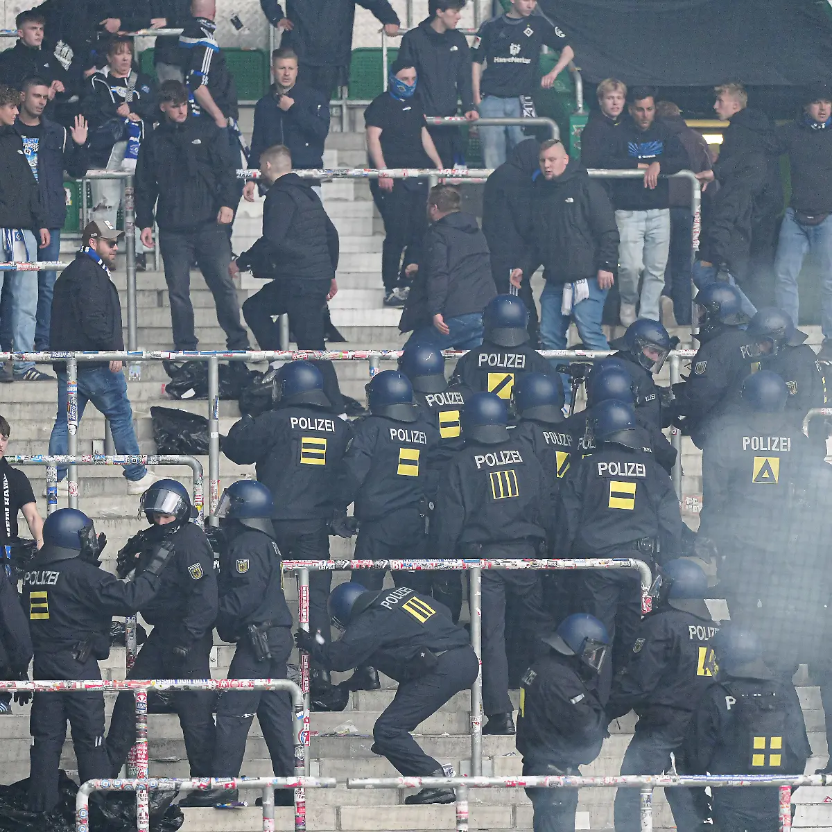 Polizeieinsatz-im-Gaesteblock-GER-SV-Werder-Bremen-vs-HSV-Hamburg-Hamburg-Fussball-Bundesliga-Bundesliga-Spieltag-30-Spielzeit-2025-2026-18-04