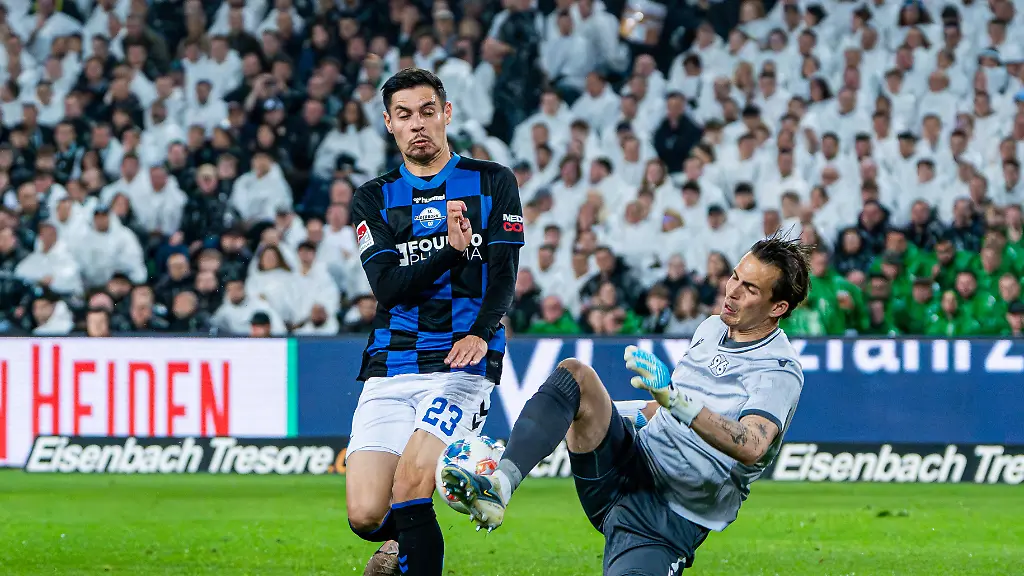 Raphael-Obermair-SC-Paderborn-23-im-Zweikampf-gegen-Nahuel-Nicolas-Noll-Hannover-96-01-Hannover-96-vs-SC-Paderborn-Fussball-2-Bundesliga-30-Spieltag-Saison-2025-2026-18-04-2026-DFL-REGULATIONS-PROHIBIT-ANY-USE-OF-PHOTOGRAPHS-AS-IMAGE-SEQUENCES-AND-OR-QUASI-VIDEO-Hannover-96-vs-SC-Paderborn-Fussball-2-Bundesliga-30-Spieltag-Saison-2025-2026-18-04