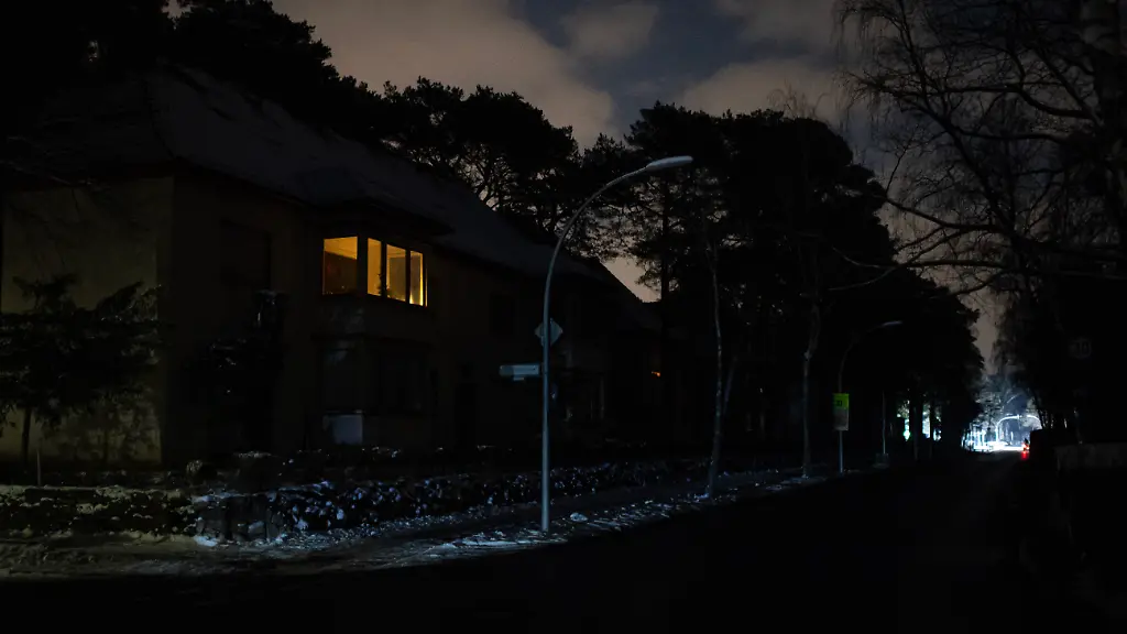 260106-BERLIN-Jan-6-2026-Xinhua-Photo-taken-on-Jan-6-2026-shows-a-street-view-during-a-power-outage-at-Nikolassee-area-in-Berlin-Germany-Thousands-of-households-as-well-as-supermarkets-shops-restaurants-and-other-businesses-in-southwest-Berlin-still-remained-without-power-on-Tuesday-as-crew-continued-repairs-to-restore-electricity-after-an-attack-on-the-grid-left-parts-of-the-German-capital-in-the-dark-for-a-fourth-consecutive-day