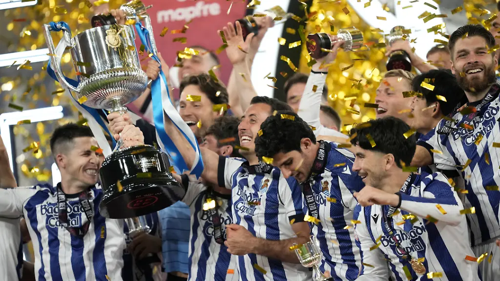 Fussball-Maenner-Atletico-Madrid-Real-Sociedad-Finale-Copa-del-Rey-Mikel-Oyarzabal-M-von-Real-Sociedad-hebt-den-Pokal-nach-dem-Endspiel-der-Copa-del-Rey-zwischen-Atletico-Madrid-und-Real-Sociedad-in-Sevilla-Spanien