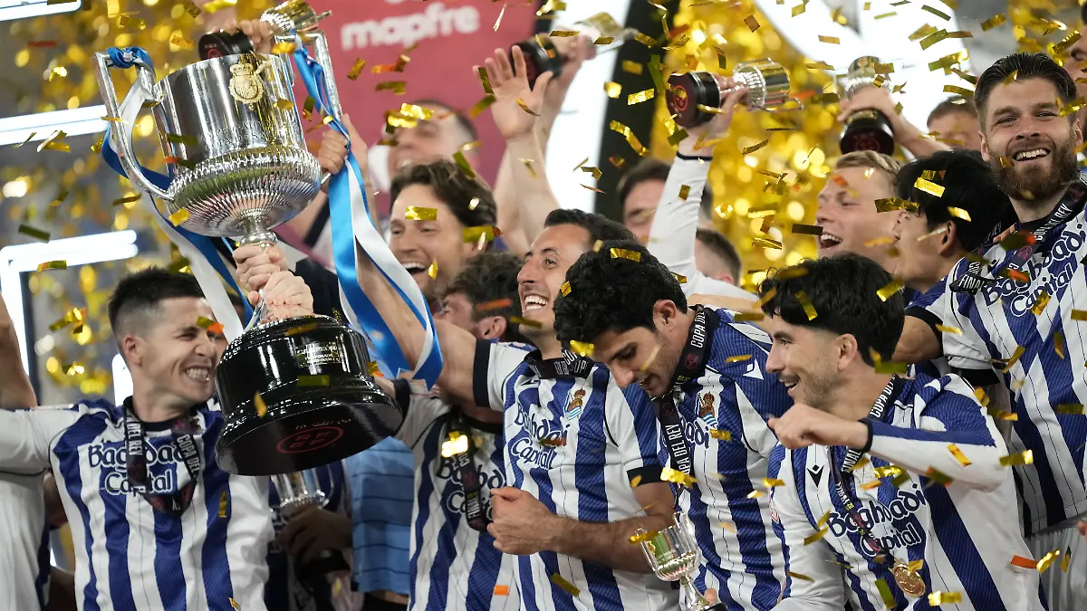 Fussball-Maenner-Atletico-Madrid-Real-Sociedad-Finale-Copa-del-Rey-Mikel-Oyarzabal-M-von-Real-Sociedad-hebt-den-Pokal-nach-dem-Endspiel-der-Copa-del-Rey-zwischen-Atletico-Madrid-und-Real-Sociedad-in-Sevilla-Spanien