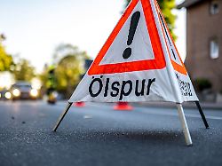 Bayern: Betrunkener Autofahrer übersieht Kreisverkehr – lange Ölspur