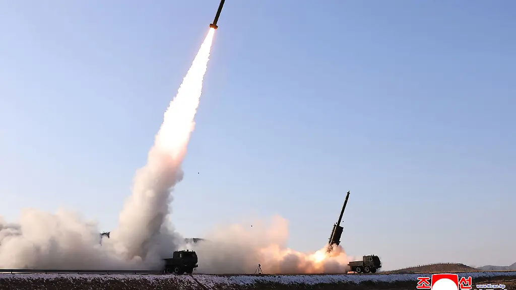 Die-von-der-staatlichen-nordkoreanischen-Nachrichtenagentur-KCNA-am-27-01-2026-zur-Verfuegung-gestellte-Aufnahme-zeigt-nach-Angaben-von-KCNA-den-Test-von-ballistischen-Raketen-an-einem-nicht-genannten-Ort-Unabhaengige-Journalisten-hatten-keinen-Zugang-zu-dem-Ereignis-das-auf-diesem-von-der-nordkoreanischen-Regierung-verbreiteten-Bild-zu-sehen-ist-Der-Inhalt-dieses-Bildes-ist-so-wie-er-zur-Verfuegung-gestellt-wurde-und-kann-nicht-unabhaengig-ueberprueft-werden-Das-Wasserzeichen-in-koreanischer-Sprache-auf-dem-Bild-lautet-wie-von-der-Quelle-angegeben-KCNA-ist-die-Abkuerzung-fuer-Korean-Central-News-Agency