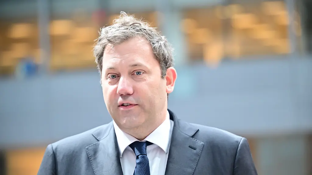 16-04-2026-USA-Washington-Lars-Klingbeil-SPD-Bundesminister-der-Finanzen-spricht-waehrend-einer-Pressekonferenz-vor-Beginn-eines-Roundtable-der-Ukraine-Geberlaender-am-Rande-der-IWF-Fruehjahrstagung