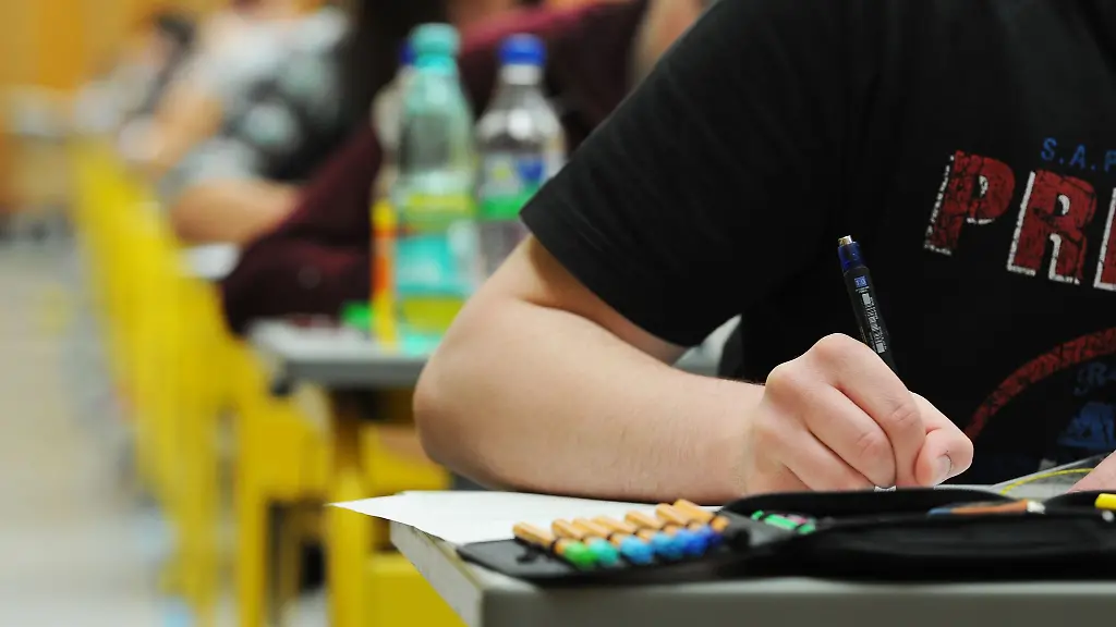 Am-Montag-starten-die-Abi-Klausuren-am-Dienstag-die-P10-Pruefungen-in-Brandenburg