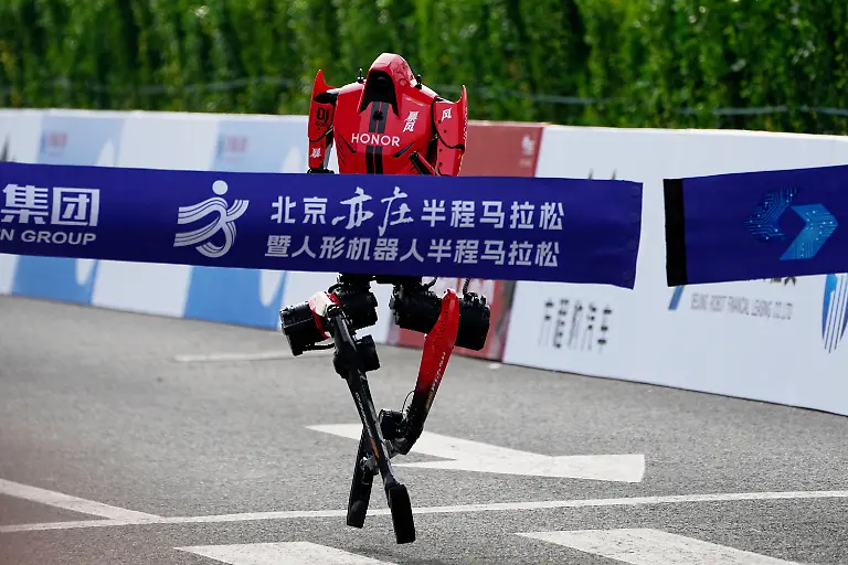 dpatopbilder-19-04-2026-China-Peking-Ein-Roboter-ueberquert-die-Ziellinie-des-Beijing-E-Town-Half-Marathon-and-Humanoid-Robot-Half-Marathon-der-in-den-Aussenbezirken-von-Peking-stattfindet