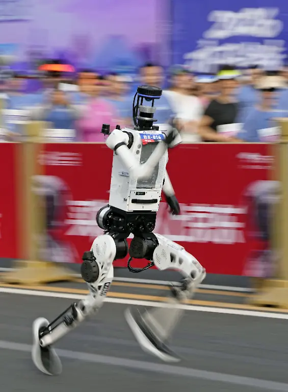 19-04-2026-China-Peking-Ein-Roboter-startet-beim-Beijing-E-Town-Half-Marathon-und-Humanoid-Half-Marathon-am-Stadtrand-von-Beijing