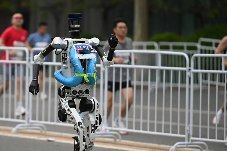 19-04-2026-China-Peking-Ein-Roboter-laeuft-bei-der-zweiten-Ausgabe-des-Roboter-Halbmarathons-in-Peking-mit