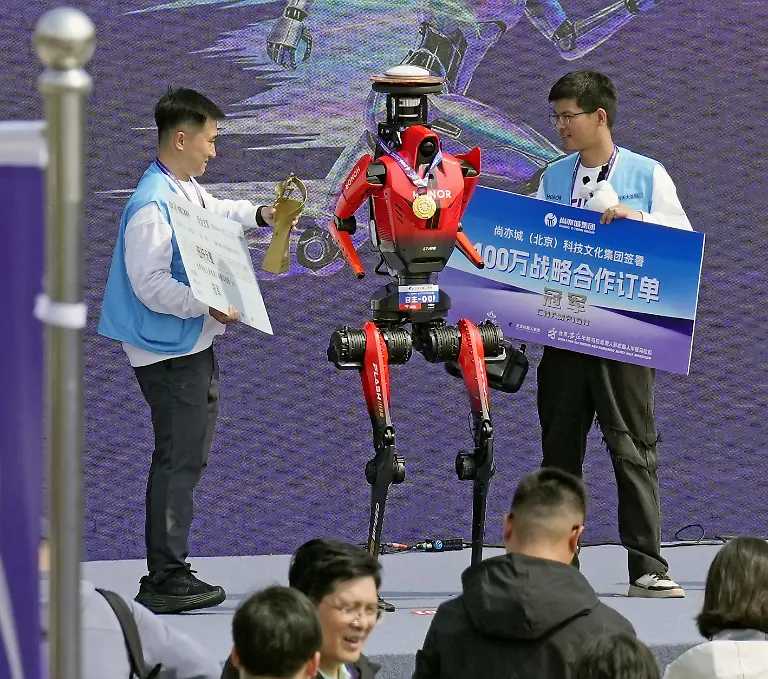 19-04-2026-China-Peking-Der-Gewinner-des-humanoiden-Roboter-Halbmarathons-von-Honor-bei-der-Preisverleihung-beim-Beijing-E-Town-Half-Marathon-und-Humanoid-Robot-Half-Marathon