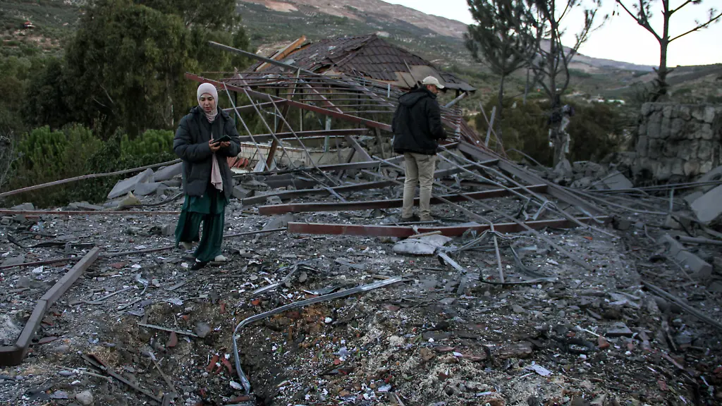 Libanesen-nehmen-die-Zerstoerung-eines-Journalistenhauses-in-Augenschein-das-von-einem-israelischen-Luftangriff-getroffen-wurde-Bei-dem-Luftangriff-im-Sueden-des-Libanons-sind-dem-Gesundheitsministerium-in-Beirut-zufolge-drei-Journalisten-getoetet-worden-Drei-weitere-seien-verletzt-worden-Der-Angriff-habe-ein-Wohnquartier-der-Journalisten-in-der-suedlibanesischen-Ortschaft-Hasbaija-getroffen
