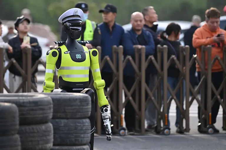 19-04-2026-China-Peking-Ein-Roboter-der-Polizei-steht-auf-der-Rennstrecke-des-Roboter-Halbmarathons-in-Peking