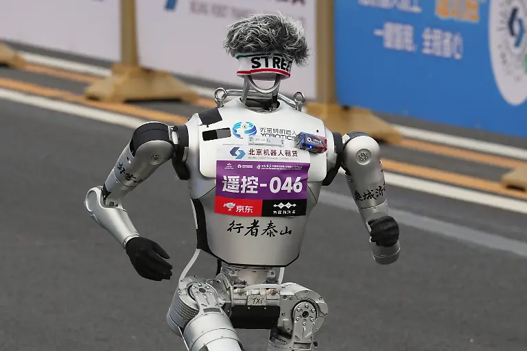 19-04-2026-China-Peking-Ein-Roboter-startet-beim-Beijing-E-Town-Half-Marathon-und-Humanoid-Half-Marathon-am-Stadtrand-von-Beijing