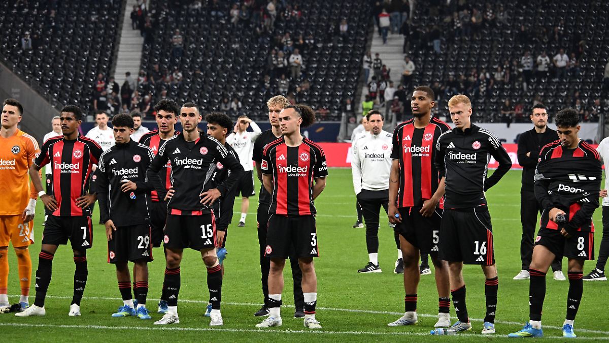 Ungewöhnlich offene Abrechnung : Eintracht-Boss stampft Frankfurts Fußballer in Grund und Boden