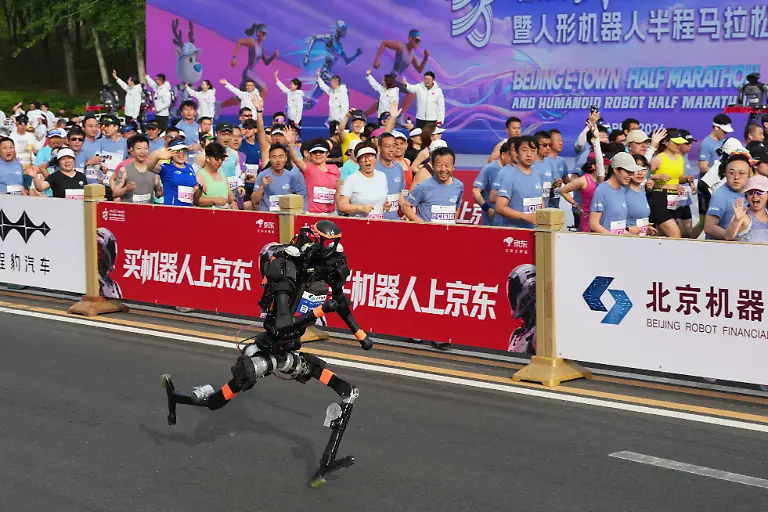 Ein-Roboter-startet-beim-Beijing-E-Town-Half-Marathon-und-Humanoid-Half-Marathon-am-Stadtrand-von-Beijing
