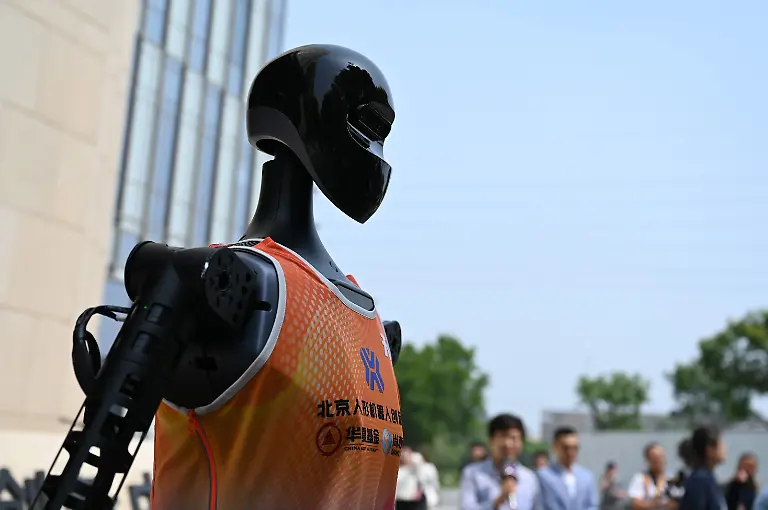 Ein-Roboter-vom-Typ-Tiangong-steht-auf-einer-Strasse-Das-Modell-dieses-Roboters-hatte-den-ersten-in-Peking-ausgetragenen-Halbmarathon-fuer-humanoide-Roboter-gewonnen-China-will-die-Entwicklung-von-humanoiden-Robotern-vorantreiben