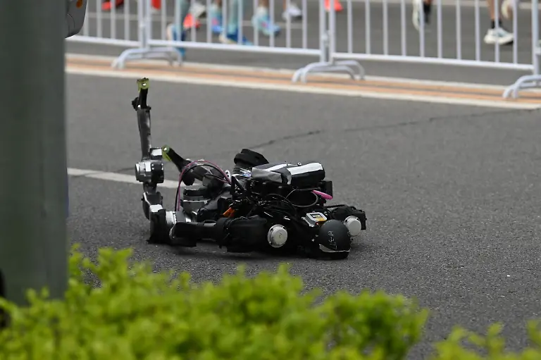 19-04-2026-China-Peking-Ein-Roboter-von-Typ-H1-der-Firma-Unitree-liegt-nach-einen-Sturz-auf-dem-Boden