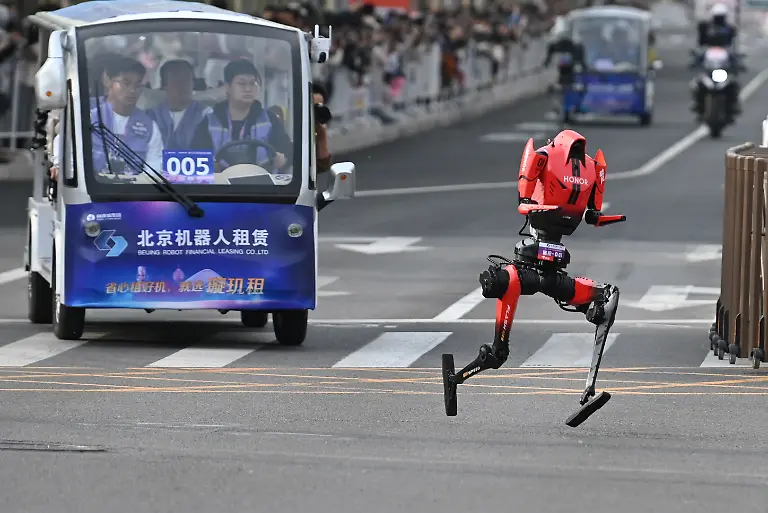 Der-Roboter-Blitz-des-Smartphoneherstellers-Honor-laeuft-bei-einem-Halbmarathon-Das-Modell-siegte-ueber-21-Kilometer-in-einer-Nettozeit-von-48-Minuten-und-19-Sekunden