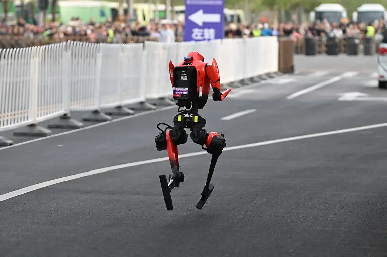 Der-Roboter-Blitz-des-Smartphoneherstellers-Honor-laeuft-bei-einem-Halbmarathon-Das-Modell-siegte-ueber-21-Kilometer-in-einer-Nettozeit-von-48-Minuten-und-19-Sekunden