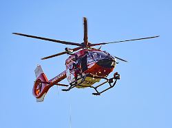 Baden-Württemberg: Rollerfahrer gerät in Gegenverkehr und prallt gegen Auto