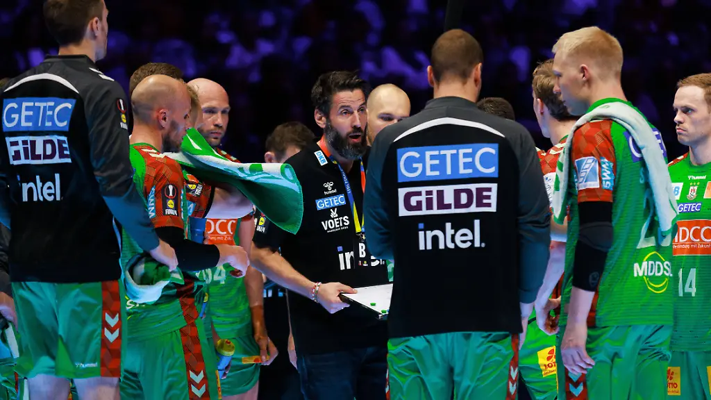 Auszeit-SC-Magdeburg-Timeout-Bennet-WIEGERT-SC-Magdeburg-Trainer-GER-TBV-Lemgo-Lippe-vs-SC-Magdeburg-Handball-DHB-Pokal-LIDL-Final4-Spiel-um-Platz-3-Spielzeit-2025-2026-19-04-2026-GER-TBV-Lemgo-Lippe-vs-SC-Magdeburg-Handball-DHB-Pokal-LIDL-Final4-Spiel-um-Platz-3-Spielzeit-2025-2026-19-04