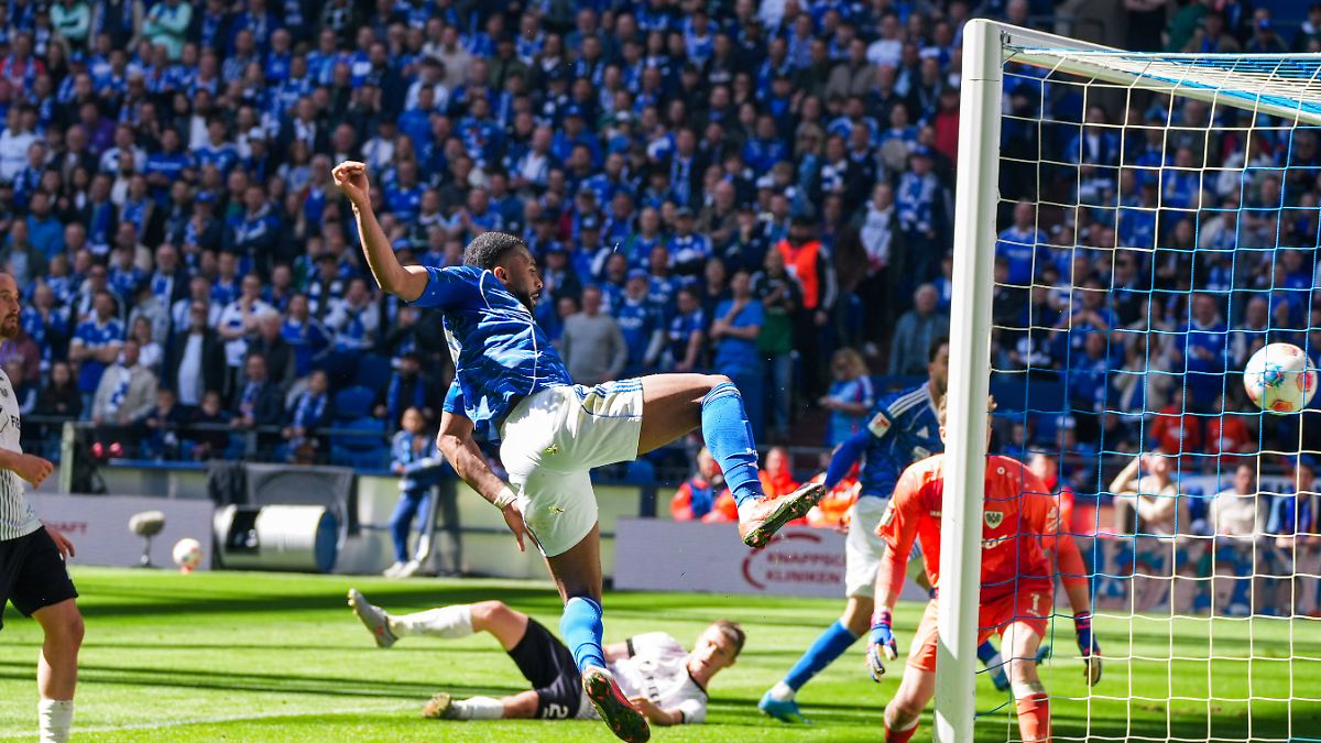 Darmstadt und Hertha stolpern: FC Schalke stürmt torreich Richtung Bundesliga
