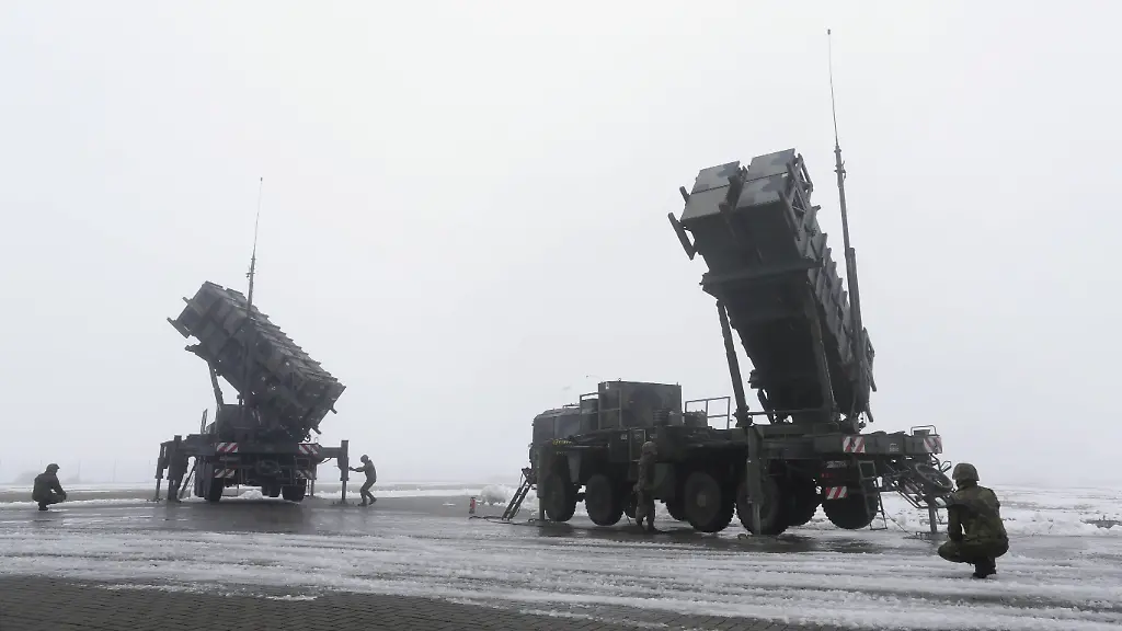 Lenkflugkoerper-PATRIOT-2-zur-Flugabwehr-Im-Rahmen-eines-Medientages-stellt-die-Bundeswehr-das-Flugabwehrraketensystem-PATRIOT-vor-welches-zur-Verstaerkung-der-integrierten-Luftverteidigung-der-NATO-in-die-Tuerkei-entsendet-werden-soll-Ausbildungsstellung-Warbelow