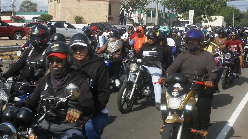 Maracaibo-Venezuela-Sunday-April-19-2026-The-Pilgrimage-for-Peace-and-Without-Sanctions-began-with-a-caravan-that-crossed-the-General-Rafael-Urdaneta-Bridge-this-Sunday-April-19-in-the-municipality-of-San-Francisco-heading-towards-the-city-of-Maracaibo-Venezuela-Acting-President-Delcy-Rodriguez-was-initially-scheduled-to-lead-the-caravan-on-a-flatbed-truck-but-she-only-traveled-less-than-a-kilometer-just-enough-time-to-record-a-video-take-photographs-and-gather-material-for-her-presidential-campaign-She-completed-the-rest-of-the-journey-to-Maracaibo-in-an-air-conditioned-SUV-with-tinted-windows