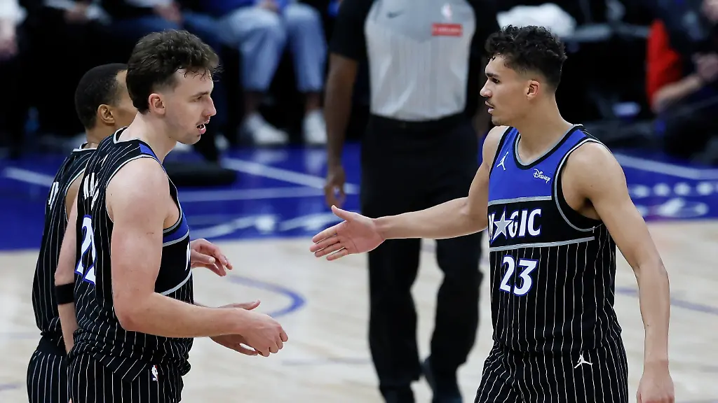 Basketball-Maenner-NBA-Detroit-Pistons-Orlando-Magic-Play-off-Runde-Eastern-Conference-Viertelfinale-1-Spieltag-Orlando-Magic-Forward-Franz-Wagner-22-und-Forward-Tristan-da-Silva-23-feiern-nach-dem-Sieg-ueber-die-Detroit-Pistons