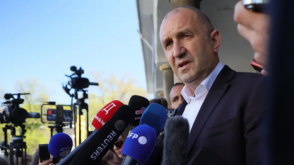 Der-ehemalige-bulgarische-Praesident-Rumen-Radew-spricht-zu-Journalisten-nachdem-er-seine-Stimme-in-einem-Wahllokal-waehrend-der-vorgezogenen-Parlamentswahlen-abgegeben-hat-Die-achte-Parlamentswahl-binnen-fuenf-Jahren-war-nach-Massenprotesten-gegen-Korruption-und-nach-dem-Ruecktritt-der-prowestlichen-Koalitionsregierung-von-Ministerpraesident-Rossen-Scheljaskow-im-Dezember-2025-notwendig-geworden