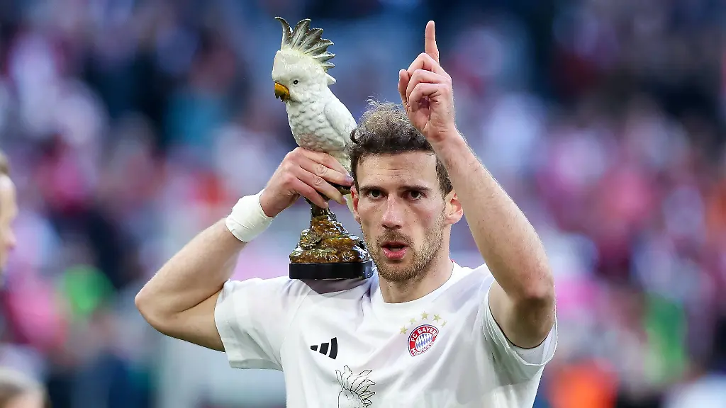 Leon-Goretzka-8-FC-Bayern-Muenchen-feiert-die-Meisterschaft-mit-den-Fans-und-mit-dem-Kakadu-Maskotchen-auf-der-Schulter-FC-Bayern-Muenchen-vs-VfB-Stuttgart-Fussball-Maenner-Bundesliga-Saison-2025-2026-Rueckrunde-30-Spieltag-19-04