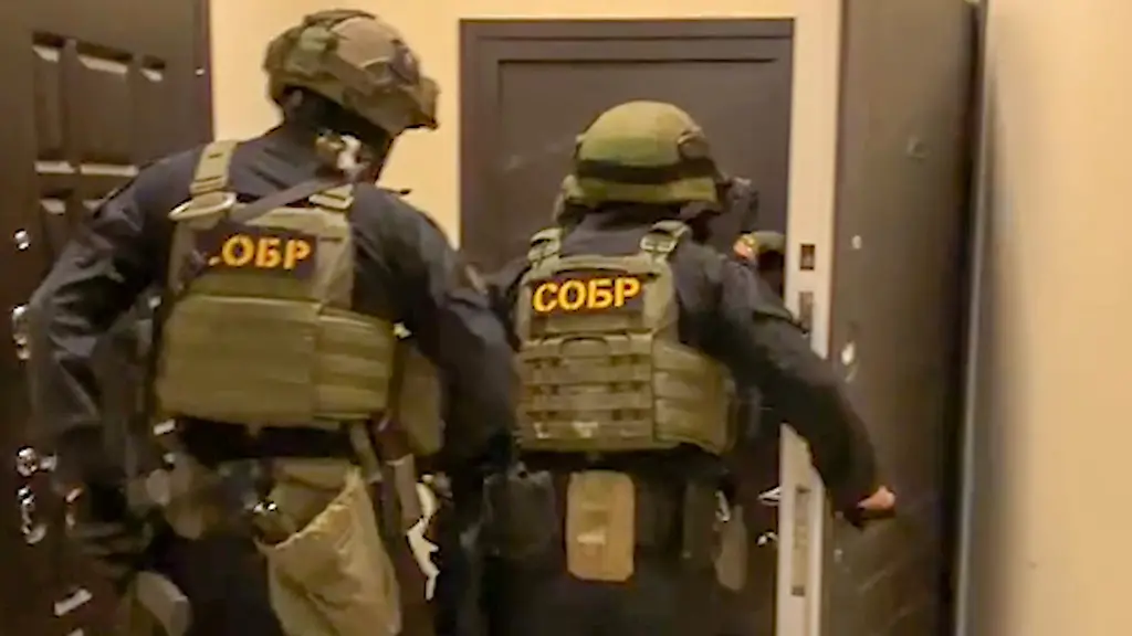 DIESES-FOTO-WIRD-VON-DER-RUSSISCHEN-STAATSAGENTUR-TASS-ZUR-VERFUeGUNG-GESTELLT-RUSSIA-JULY-25-2025-This-video-screen-grab-shows-an-operation-by-Russia-Federal-Security-Service-and-police-to-detain-people-involved-in-fraud-schemes-by-Ukraine-fraudulent-call-centres-The-operation-was-carried-out-in-the-Moscow-Region-the-Novosibirsk-Region-the-Tomsk-Region-and-the-Altai-Region-Video-grab-Best-possible-quality