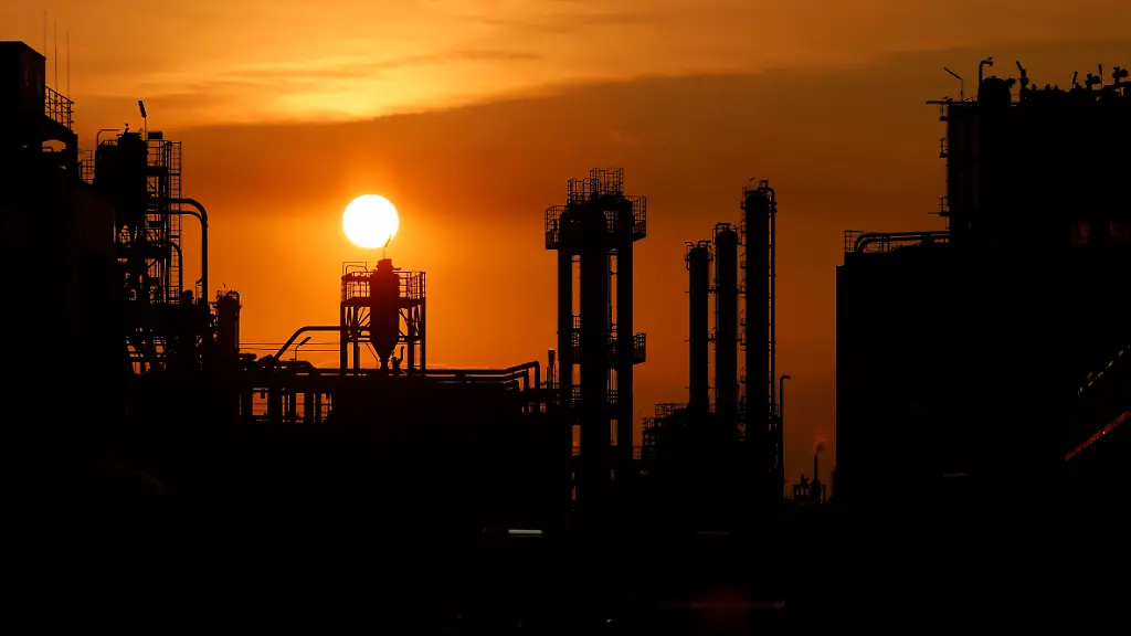 Industrieanlagen-von-Evonik-Industries-in-Godorf-Evonik-bietet-Produkte-mit-einer-breiten-Palette-von-Wasserstoffperoxid-und-Peressigsaeurekonzentrationen-fuer-die-Oel-und-Gasindustrie-an-Themenbild-Symbolbild-Koeln-18-08