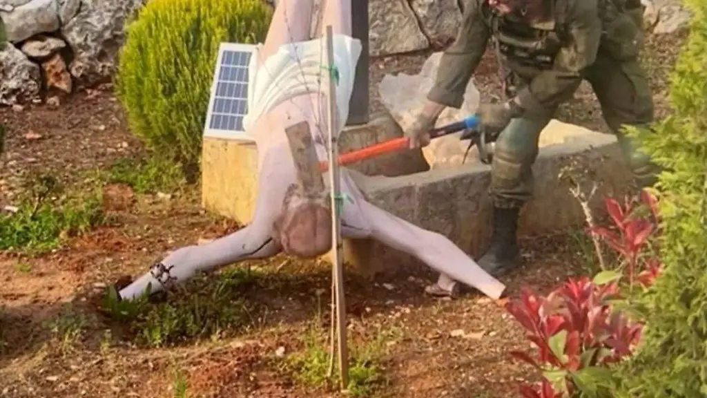 2026-04-20T080534Z_1681395528_RC2VSKA0IUOB_RTRMADP_3_IRAN-CRISIS-ISRAEL-LEBANON-STATUE
