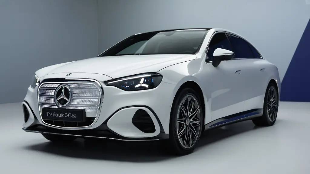 Der-neue-Mercedes-Benz-C-400-4MATIC-elektrisch-Energieverbrauch-kombiniert-18-6-14-2-kWh-100-km-CO-Emissionen-kombiniert-0-g-km-CO-Klasse-A-1-Exterieur-AMG-Line-MANUFAKTUR-opalithweiss-metallic-bright-1-Die-Angaben-sind-vorlaeufig-Es-liegen-bislang-weder-bestaetigte-Werte-von-einer-amtlich-anerkannten-Prueforganisation-noch-eine-EG-Typgenehmigung-noch-eine-Konformitaetsbescheinigung-mit-amtlichen-Werten-vor-Abweichungen-zwischen-den-Angaben-und-den-amtlichen-Werten-sind-moeglich-The-all-new-Mercedes-Benz-C-400-4MATIC-electric-Energy-consumption-combined-18-6-14-2-kWh-100-km-CO-emissions-combined-0-g-km-CO-class-A-1-Exterior-AMG-Line-MANUFAKTUR-opalithe-white-bright-1-The-information-is-provisional-Neither-confirmed-values-from-an-officially-recognised-testing-organisation-nor-an-EC-type-approval-nor-a-certificate-of-conformity-with-official-values-are-available-to-date-Deviations-between-the-data-and-the-official-values-are-possible