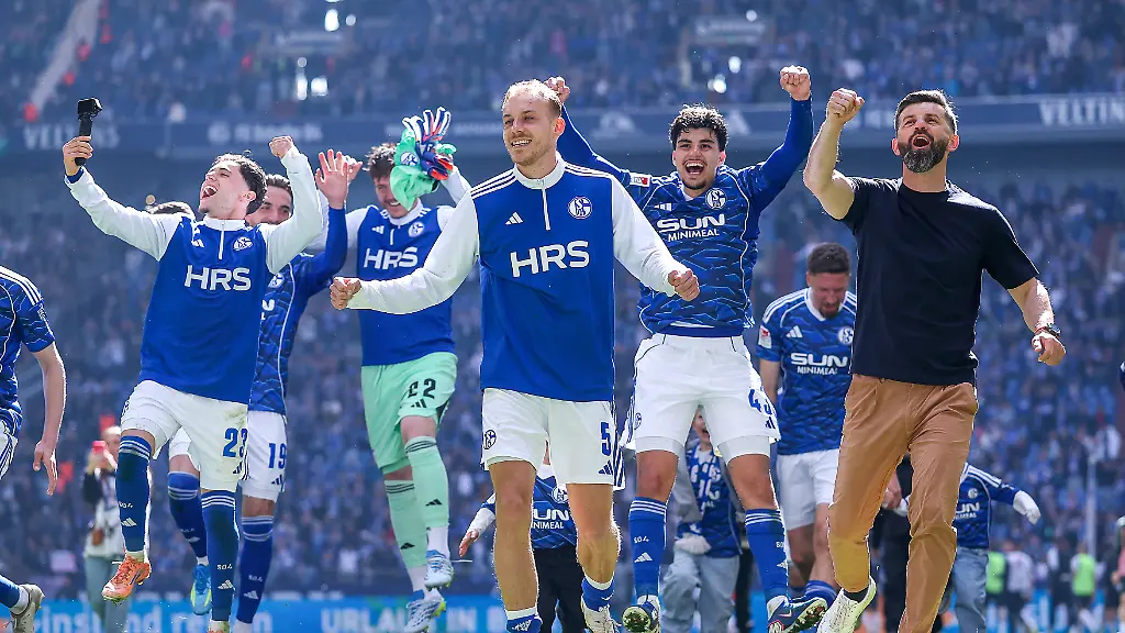 19-04-2026-Fussball-FC-Schalke-04-SC-Preussen-Muenster-30-Spieltag-2-Fussball-Bundesliga-Veltins-Arena-Gelsenkirchen-Saison-2025-2026-Cheftrainer-Miron-Muslic-Schalke04-jubelnd-beim-Abschlussjubel-nach-dem-4-1-Sieg-zusammen-mit-der-Mannschaft-DFB-regulations-prohibit-any-use-of-photographs-as-image-sequences-and-or-quasi-video