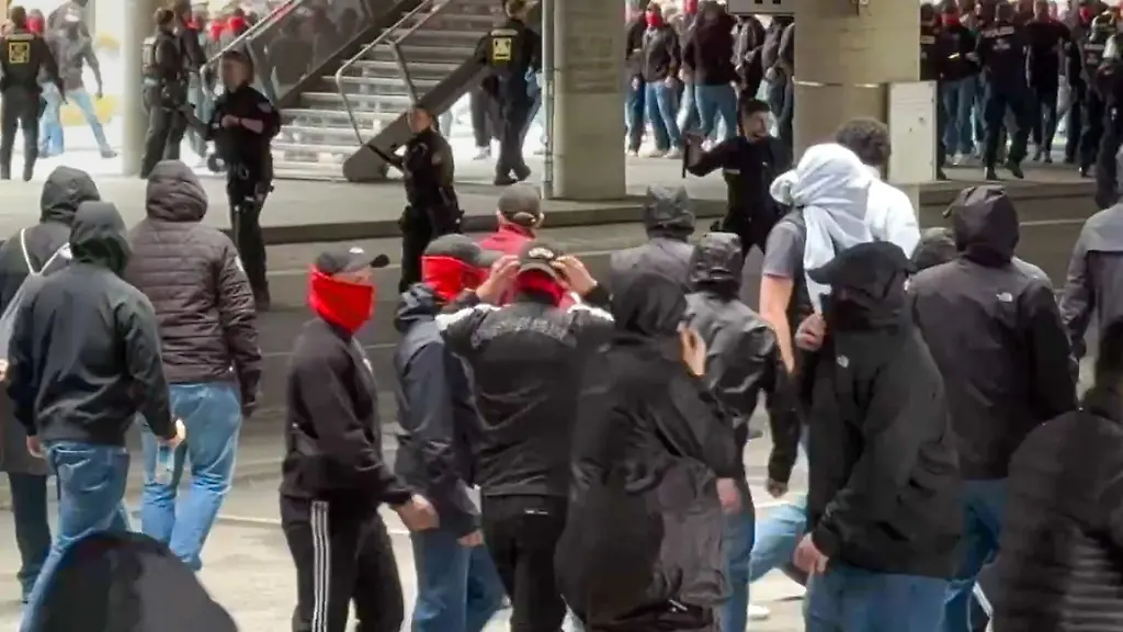 19-04-2026-Bayern-Muenchen-Fussball-Maenner-Bundesliga-Bayern-Muenchen-VfB-Stuttgart-30-Spieltag-Allianz-Arena-Polizisten-hinten-Mitte-gehen-gegen-vermummte-gewaltbereite-Fans-vor-Rivalisierende-Fussballfans-des-VfB-Stuttgart-und-des-FC-Bayern-Muenchen-haben-sich-in-Muenchen-eine-Massenschlaegerei-geliefert-Wie-eine-Sprecherin-der-Polizei-bestaetigte-wurden-dabei-mehrere-Menschen-verletzt-darunter-auch-Polizisten