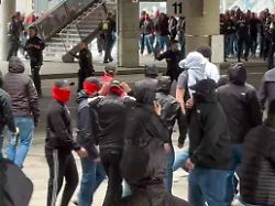 Vor Meisterspiel des FC Bayern: "Außergewöhnlich" - 1000 Fans prügeln sich, 500 in Gewahrsam