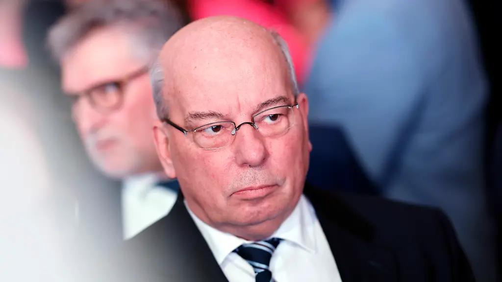 Der-Bundesvorsitzende-der-Deutschen-Polizeigewerkschaft-DPoIG-Rainer-Wendt-auf-der-Jahrestagung-2026-des-dbb-beamtenbund-und-tarifunion-in-der-Koelnmesse-Koeln-12-01