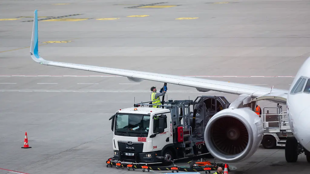 Ein-Mitarbeiter-betankt-am-Terminal-des-Flughafens-BER-ein-Flugzeug-mit-Kerosin-Am-Donnerstag-den-24-07-2025-beginnen-in-Berlin-und-Brandenburg-die-Sommerferien-in-den-Schulen