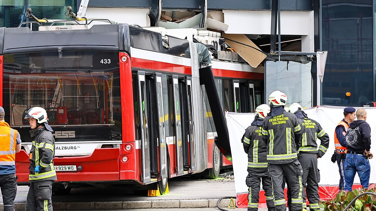 Fahrer wird notoperiert: Bus fährt in Supermarkt - ein Toter in Salzburg