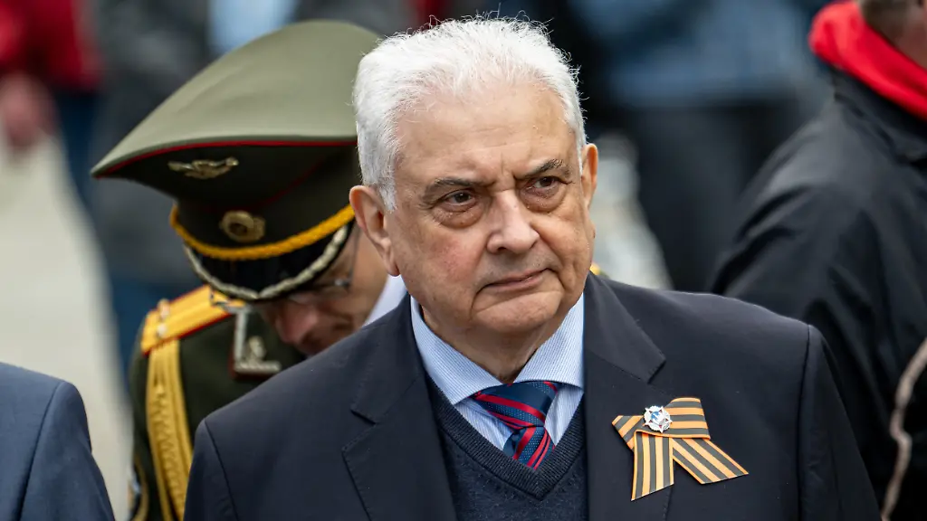 Sergej-Netschajew-russischer-Botschafter-in-Deutschland-kommt-zum-Gedenken-zum-80-Jahrestag-des-Endes-des-Zweiten-Weltkriegs-und-der-Befreiung-Deutschlands-vom-nationalsozialistischen-Terror-am-Sowjetischen-Ehrenmal-in-der-Schoenholzer-Heide-an