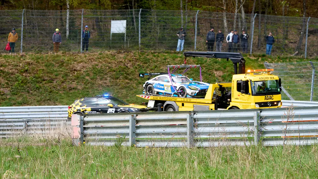 19-04-2026-Rheinlannd-Pfalz-Nuerburg-Motorsport-Langstreckenrennen-Nuerburgring-Ein-Abschleppwagen-birgt-ein-ausgefallenes-Fahrzeug-Nach-einem-schweren-Unfall-beim-Qualifying-zum-24-h-Rennen-geht-das-Rennen-am-Folgetag-weiter-Am-Samstag-18-04-2026-war-der-finnische-Rennfahrer-Juha-Miettinen-bei-einem-Unfall-auf-der-Strecke-ums-Leben-gekommen