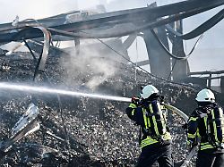 Rheinland-Pfalz & Saarland: Feuer in Recyclingfirma in Lustadt schwelt weiter