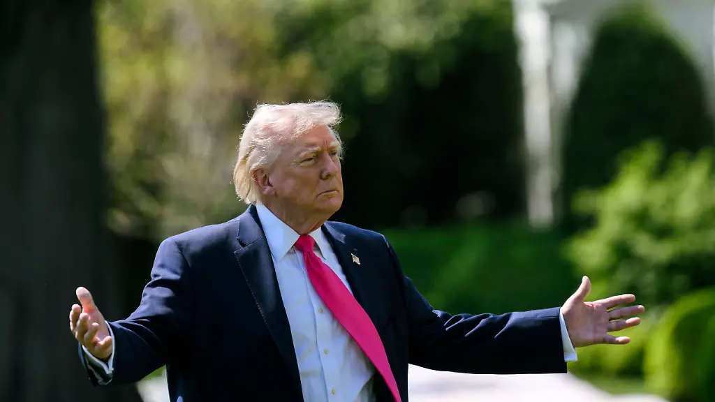 April-20-2026-Washington-Dc-United-States-of-America-U-S-President-Donald-Trump-gestures-to-the-media-pool-before-boarding-Marine-One-on-the-South-Lawn-of-the-White-House-April-16-2026-in-Washington-D-C-Trump-departed-to-Joint-Base-Andrews-then-on-to-Las-Vegas